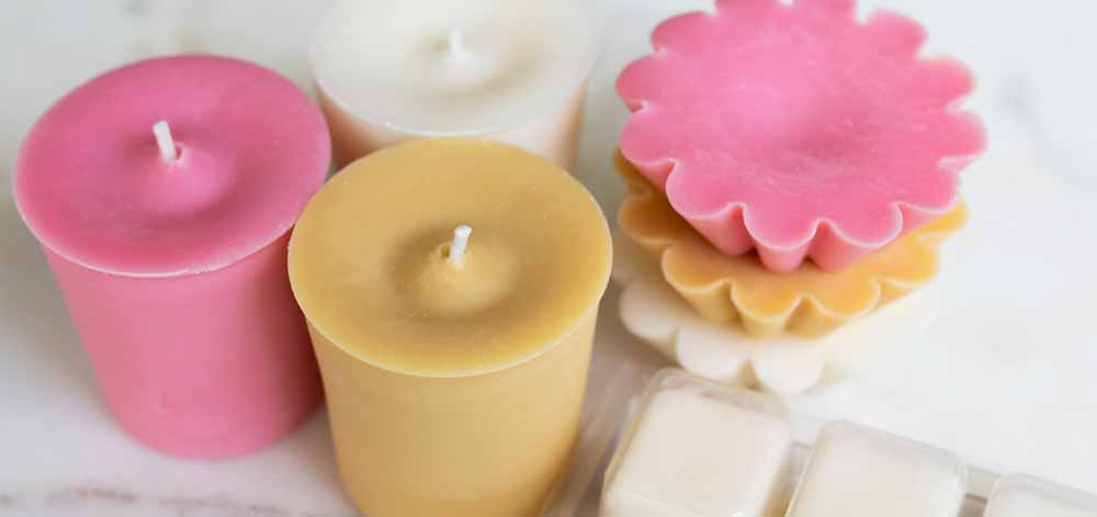 Votive wax melts tarts pillar blend Three small candles next to three smaller floating candles.