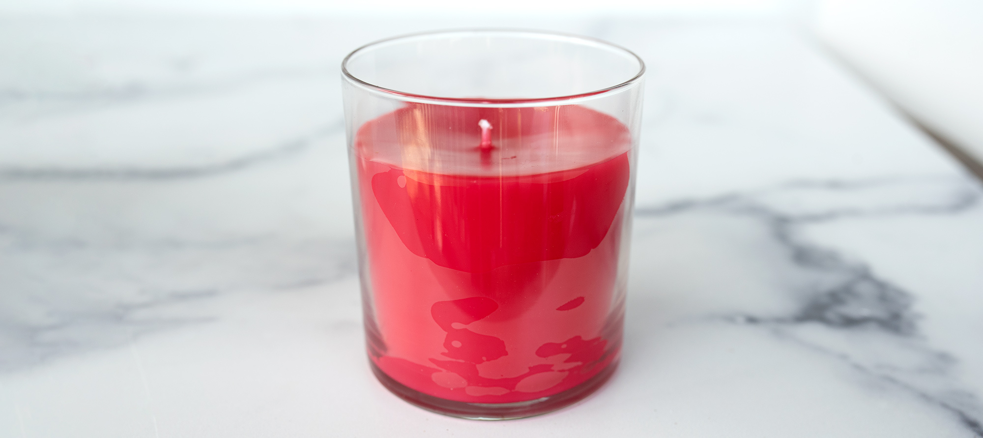 Glass adhesion on a container candle.