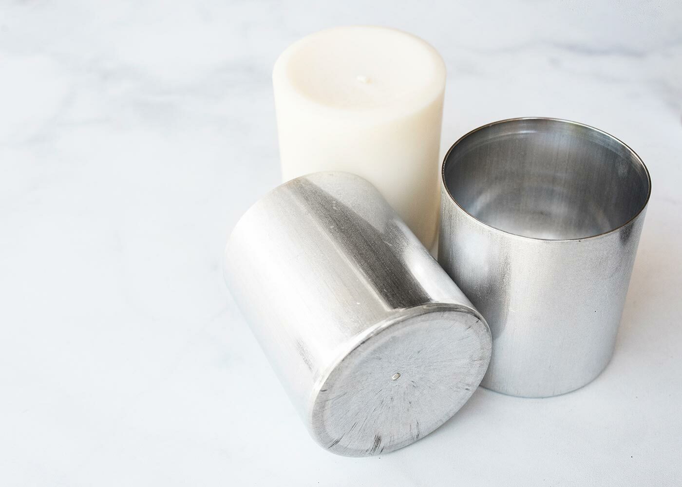 Seamless pillar candle molds and a pillar candle.